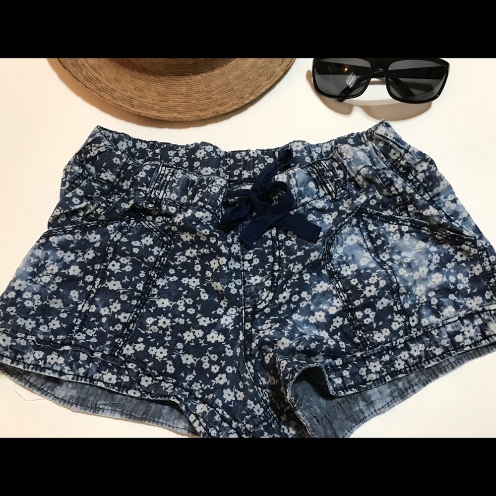 Mossimo  Shorts Women /Junior  Size M Blue Flowers